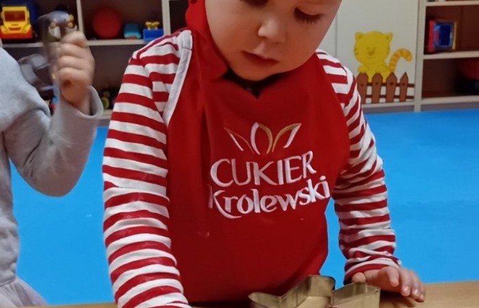 Misie przygotowują świąteczne pierniczki
