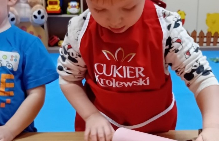 Misie przygotowują świąteczne pierniczki