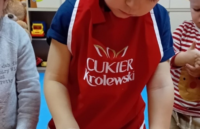 Misie przygotowują świąteczne pierniczki