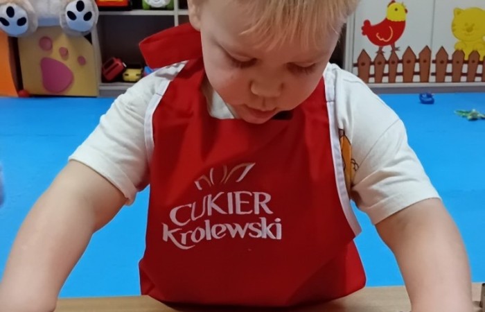 Misie przygotowują świąteczne pierniczki