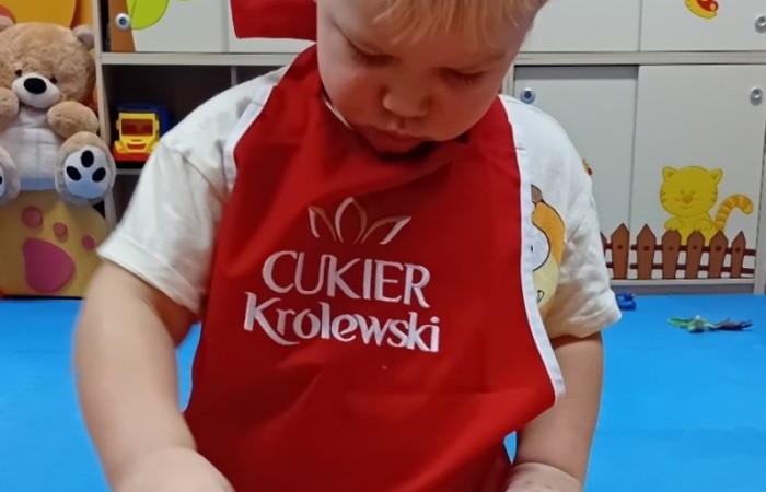Misie przygotowują świąteczne pierniczki