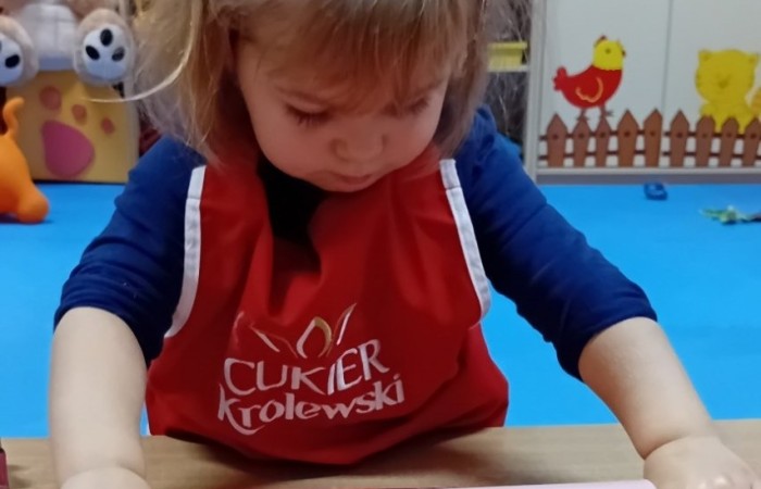 Misie przygotowują świąteczne pierniczki