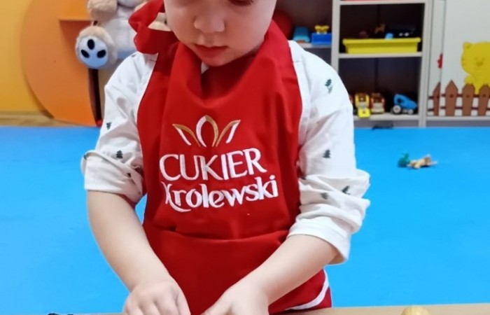Misie przygotowują świąteczne pierniczki
