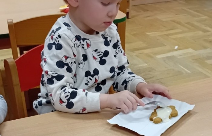 Misie przygotowują świąteczne pierniczki