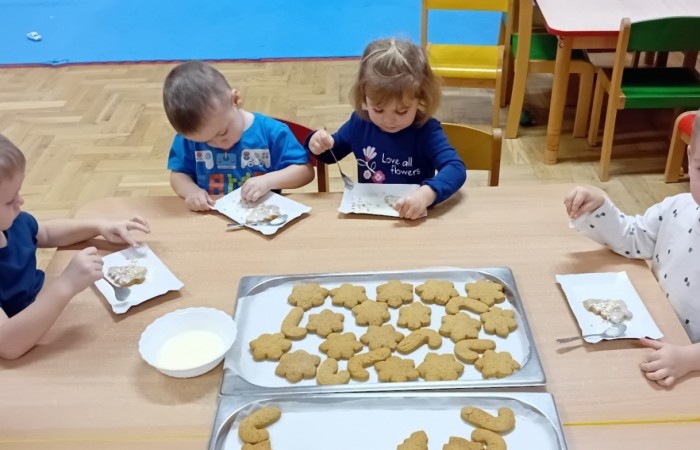 Misie przygotowują świąteczne pierniczki